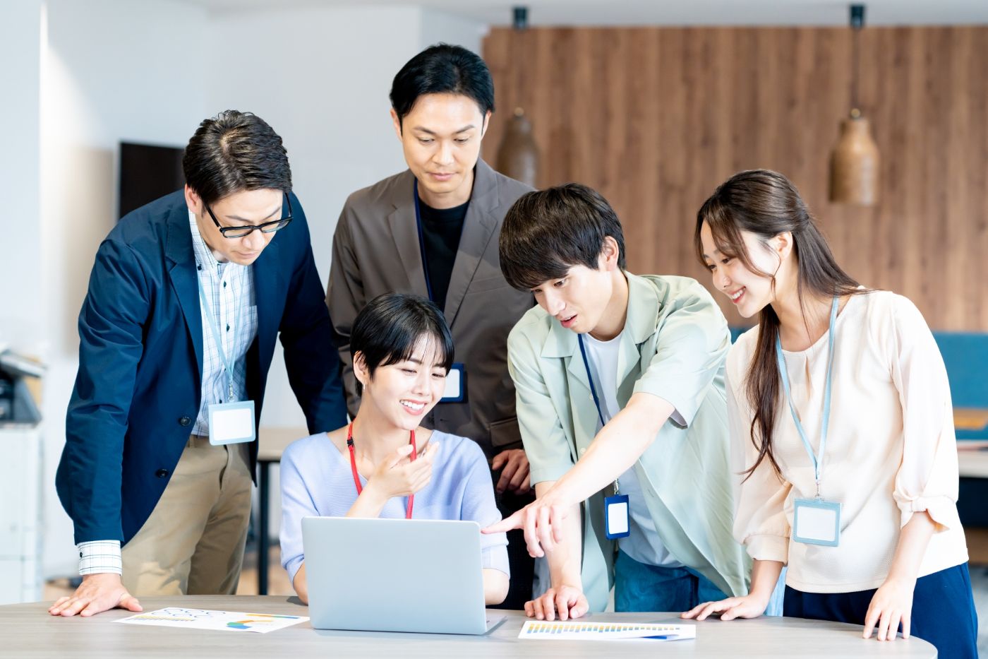 ミーティングするスタッフ ビジネスシーンのイメージ